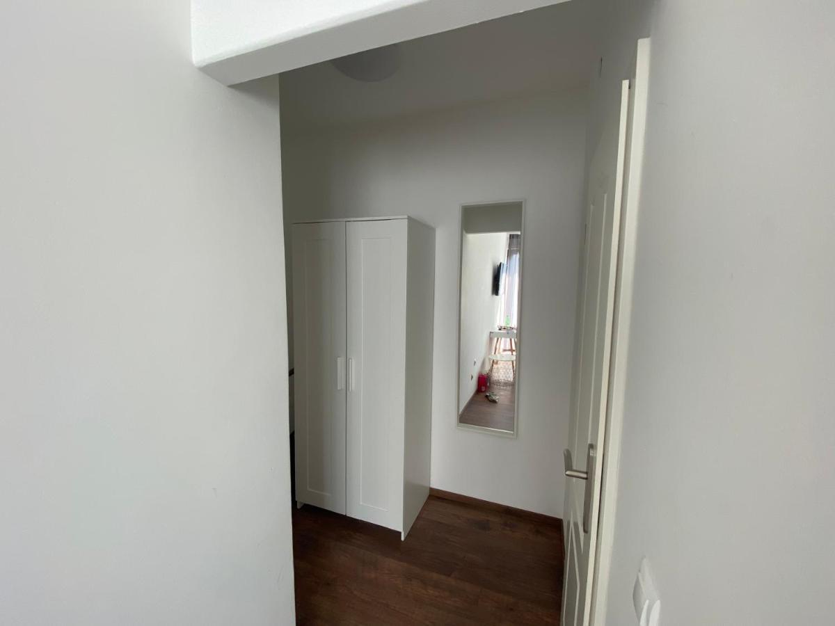 Apartment Zentral Gelegene Schoene In Mitte, Direkte Naehe Zum Klinikum, Balkon BRE